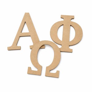Könnte beinhalten: Drei hellbraune, flache, hölzerne griechische Buchstaben, die zusammen angeordnet sind. Die Buchstaben sind Alpha, Phi und Omega, jeder mit einer glatten, matten Oberfläche und einer einfachen Blockschrift. Die Buchstaben sind gruppiert.