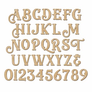 Peut inclure: Un ensemble de lettres et de chiffres découpés, de couleur brun clair et à l'aspect bois, disposés en rangées. L'alphabet comprend les majuscules de A à Z, une esperluette et les chiffres de 0 à 9. Chaque caractère présente une police décorative à empattements avec des courbes sur certaines lettres, le tout sur un fond blanc uni.