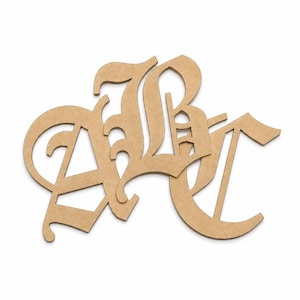 Puede incluir: Tres letras individuales A, B y C cortadas en madera de color marrón claro con acabado mate. Cada letra presenta una tipografía decorativa de estilo gótico con remates afilados y curvas intrincadas, dispuestas en un grupo superpuesto.