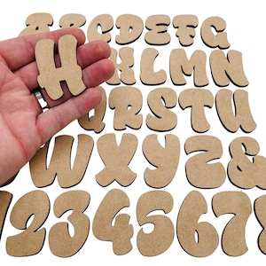 Könnte beinhalten: Ein Satz aus Holzbuchstaben und -zahlen im Bubble-Schriftart-Stil. Die Buchstaben sind braun und haben einen schwarzen Umriss. Die Buchstaben sind alphabetisch geordnet und die Zahlen numerisch.