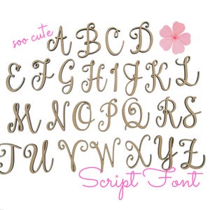 Op de afbeelding: Een set houten letters in een schrijflettertype, geschilderd in een lichtbruine kleur. De letters zijn alfabetisch gerangschikt, van A tot Z. De letters staan op een witte achtergrond. De tekst "soo cute" en "Script Font" is ook zichtbaar in de afbeelding.