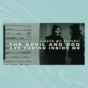 Peut inclure: Image en noir et blanc avec deux personnages portant des capes à capuche et des masques. Le texte sur l'image se lit comme suit : "Pardon My Driving! The Devil and God Are Raging Inside Me."
