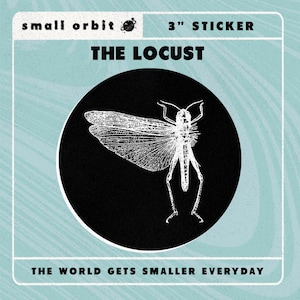 Puede incluir: Una pegatina en blanco y negro de 7,6 cm que presenta una ilustración detallada de un saltamontes con el texto "small orbit" y "THE LOCUST" sobre la imagen y "THE WORLD GETS SMALLER EVERYDAY" debajo de la imagen.