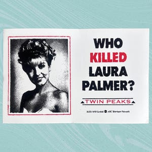 Puede incluir: Tarjeta impresa con un retrato en blanco y negro de una mujer a la izquierda. El lado derecho muestra el texto "WHO KILLED LAURA PALMER?" en negro y rojo, con "TWIN PEAKS" debajo. El fondo es de color verde azulado claro.