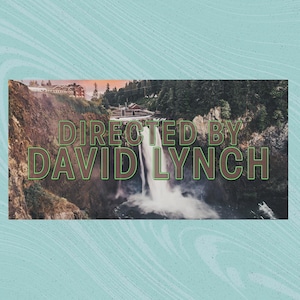 Puede incluir: Imagen rectangular de una cascada con el texto "DIRECTED BY DAVID LYNCH" en verde y marrón. La cascada cae por un acantilado rocoso, rodeada de vegetación y un edificio en la cima, con un cielo de fondo.