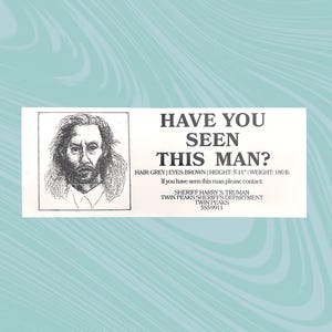 Puede incluir: Un boceto en blanco y negro de un hombre con cabello gris y ojos marrones. El texto dice "¿Has visto a este hombre?" con detalles sobre su altura y peso. El texto también incluye la información de contacto del Departamento del Sheriff de Twin Peaks.