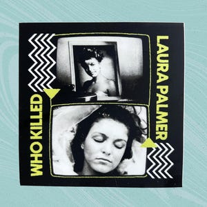Puede incluir: Adhesivo cuadrado en blanco y negro con el texto "WHO KILLED LAURA PALMER". El adhesivo presenta dos imágenes de una mujer, una en un marco y otra tumbada. El diseño incluye detalles en zigzag y flechas.