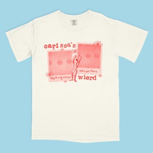 Puede incluir: Camiseta blanca con un estampado gráfico rojo de una persona con el texto "carl ssa's when you leave they'll only miss you wierd".