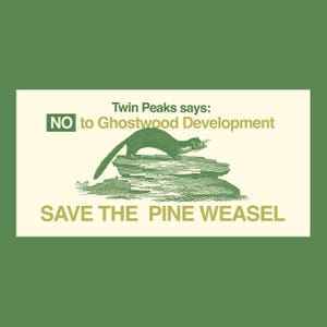 Könnte beinhalten: Ein Vintage-Poster mit grünem Hintergrund und einem cremefarbenen Rechteck in der Mitte. Das Rechteck zeigt eine Schwarzweißillustration eines Wiesels auf einem Felsen, mit dem Text "Twin Peaks says: NO to Ghostwood Development SAVE THE PINE WEASEL" in Grün und Gold.