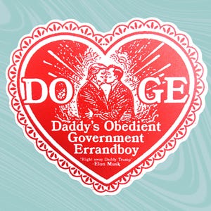 Puede incluir: Una pegatina roja en forma de corazón con un borde blanco y un diseño de encaje blanco. La pegatina presenta una ilustración roja y blanca de dos hombres abrazándose, con la palabra "DOGE" en letras blancas encima de ellos. El texto "Daddy's Obedient Government Errandboy" está escrito en blanco debajo de la ilustración, con la cita "Right away Daddy - Elon Musk" en letras blancas más pequeñas debajo.