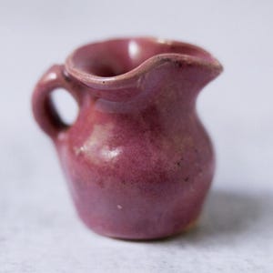 Jarra de crema vintage en miniatura, color rosa oscuro, malva, rosa polvoriento, cerámica, 1,5 pulgadas