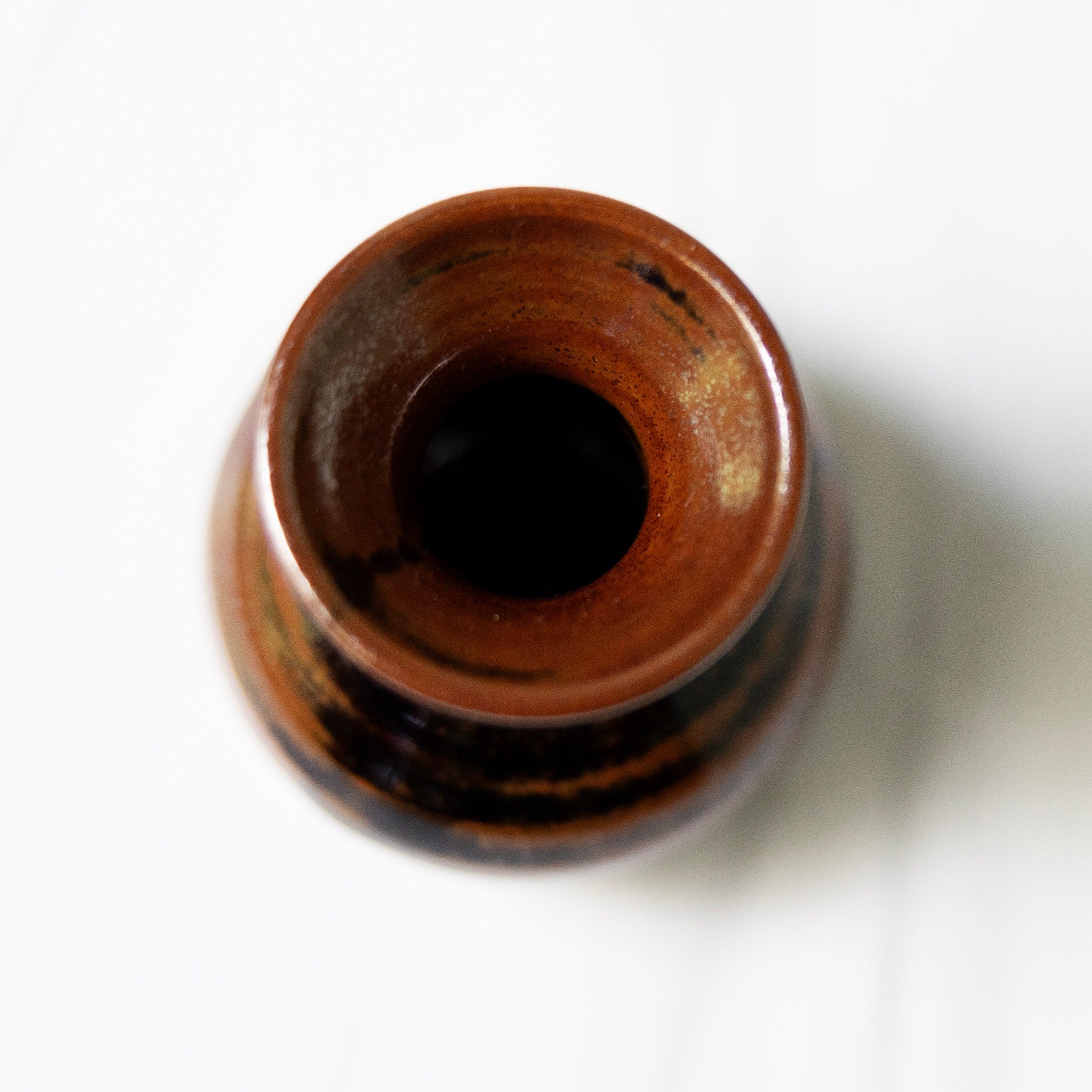 小さなスタジオ陶器のサイン入り花瓶、茶色の縞模様、Rの刻印