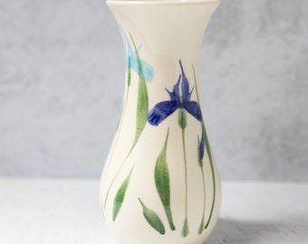 Jarrón de iris pintado de cerámica Emerson Creek, Bedford, Virginia, EE. UU., 1995, 7,25 pulgadas de alto