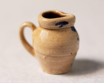 コバルトブルーの花が描かれたヴィンテージのミニチュア陶器製
