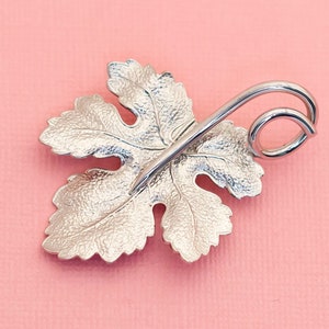 Vintage Silver Tone Intricate Maple Leaf Brooch | H28