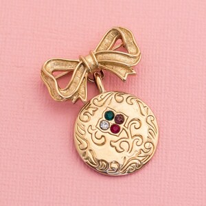 Vintage Gold Tone Ribbon Medal Brooch | Avon | H15