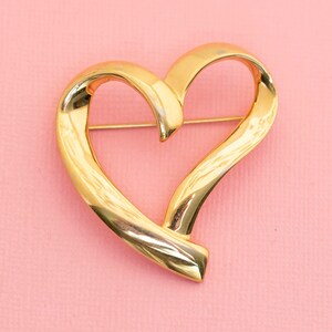 Vintage Gold Tone Spiral Heart Fashionable Brooch | H27