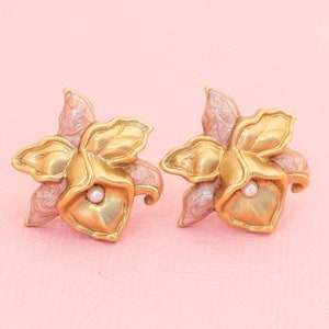 Vintage Bellflower Stud Earrings | Gold Tone Stud Earrings | Avon | H23