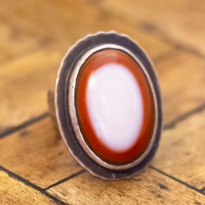 Vintage Round Oval Stone White Center Sterling Silver Ring | Size 8 | H33