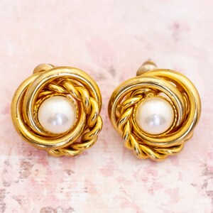 Vintage White Faux Pearls Stud Earrings | H29