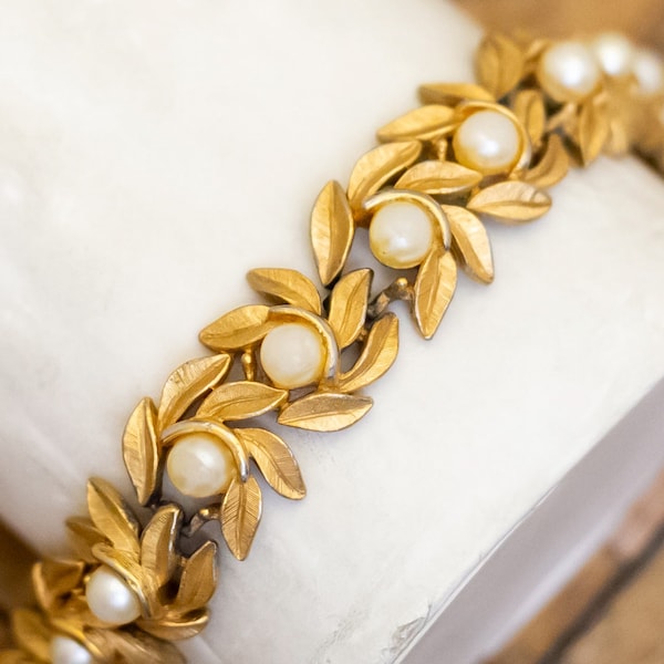 7 inch, Vintage Gold Tone Elven Leaf Floral White Faux Pearls Bracelet by Avon | H35