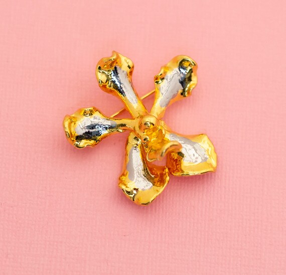 Vintage Stylish Unique Flower Gold Tone Brooch | … - image 1