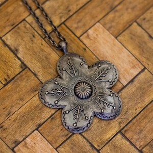 18 inch, Vintage Silver Tone Floral Pendant Elegant Necklace - H36