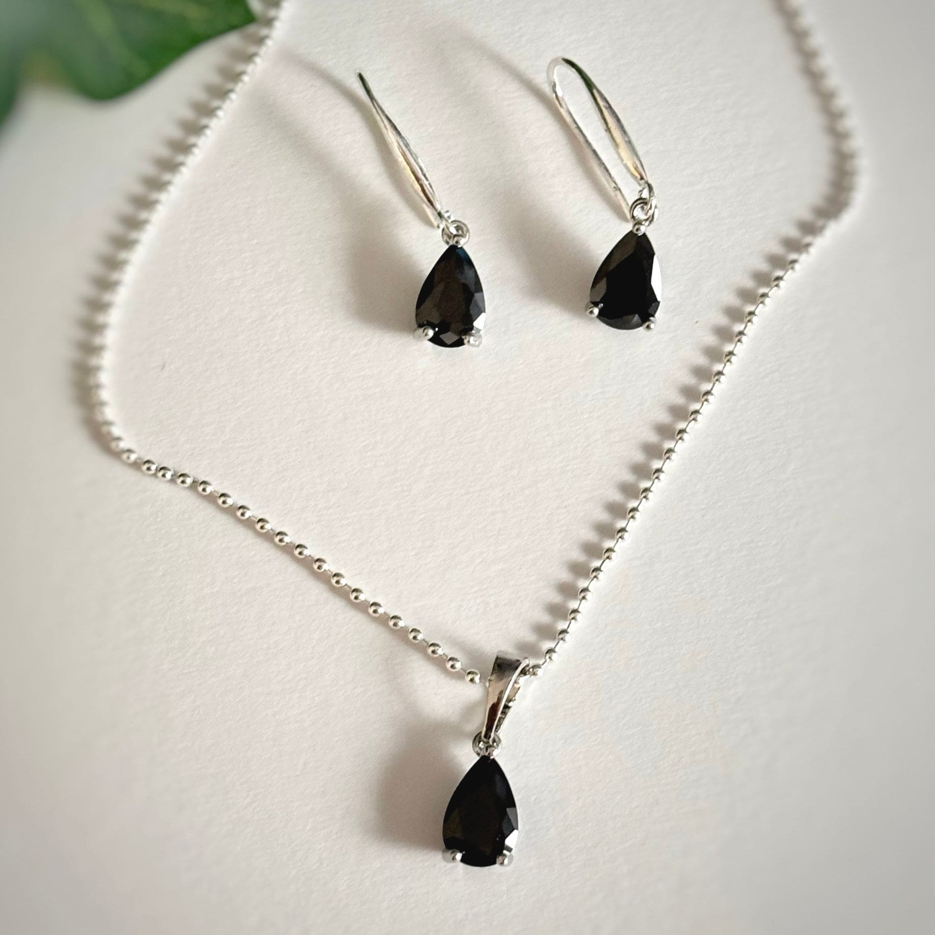 Black pendant earrings outlet