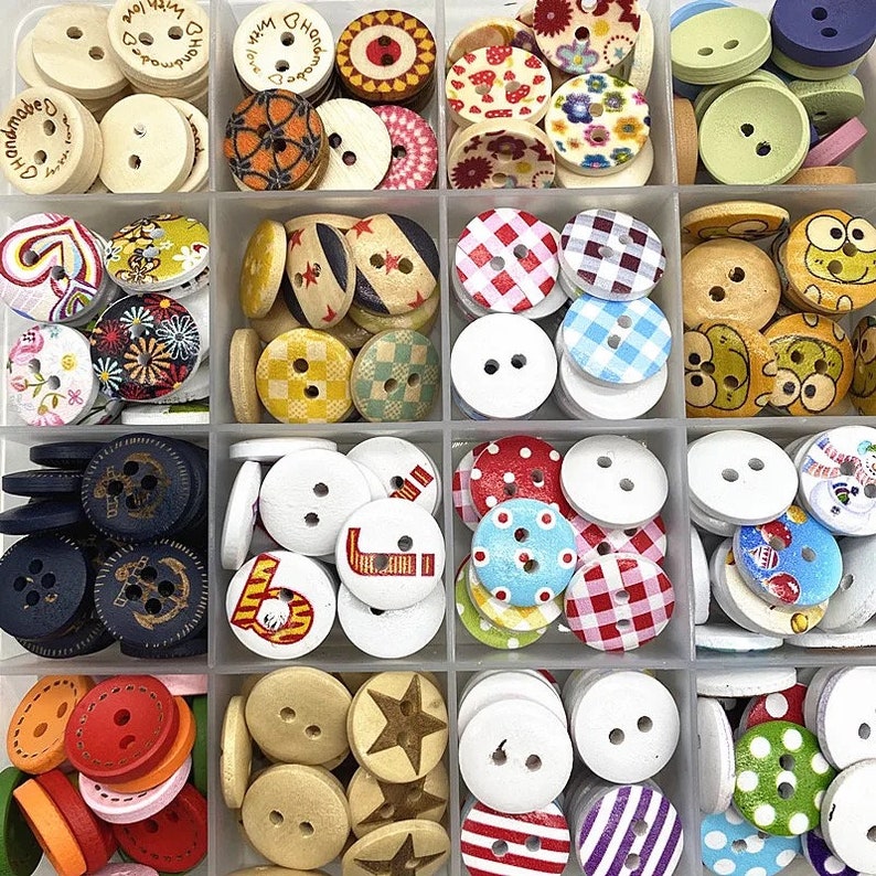 Puede incluir: Surtido de botones de madera en varios colores, patrones y dise&ntilde;os. Los botones est&aacute;n dispuestos en una cuadr&iacute;cula con 10 filas y 10 columnas. Algunos botones presentan patrones florales, lunares, rayas y formas geom&eacute;tricas. Otros tienen un acabado blanco liso. Los botones son ideales para proyectos de manualidades y costura.