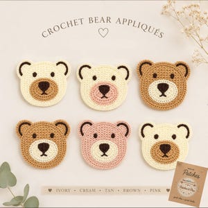 Puede incluir: Seis aplicaciones de oso tejidas a ganchillo dispuestas en dos filas. Los osos presentan varias combinaciones de colores, incluyendo marfil, crema, bronceado, marrón y rosa, con narices y orejas bordadas en marrón oscuro.