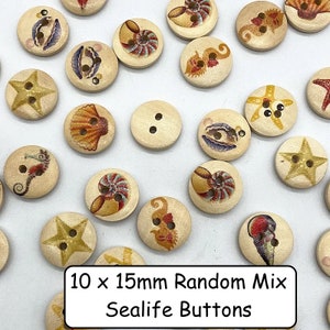 Puede incluir: Surtido de botones de madera de 10 mm por 15 mm con varios dise&ntilde;os de vida marina. Los dise&ntilde;os incluyen estrellas de mar, conchas, caballitos de mar y conchas de nautilus. Los botones son una mezcla de colores marr&oacute;n claro y beige.