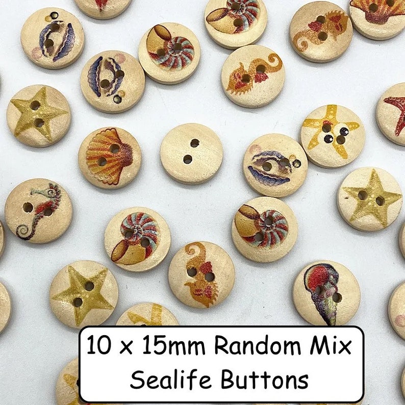 Puede incluir: Surtido de botones de madera de 10 mm por 15 mm con varios dise&ntilde;os de vida marina. Los dise&ntilde;os incluyen estrellas de mar, conchas, caballitos de mar y conchas de nautilus. Los botones son una mezcla de colores marr&oacute;n claro y beige.