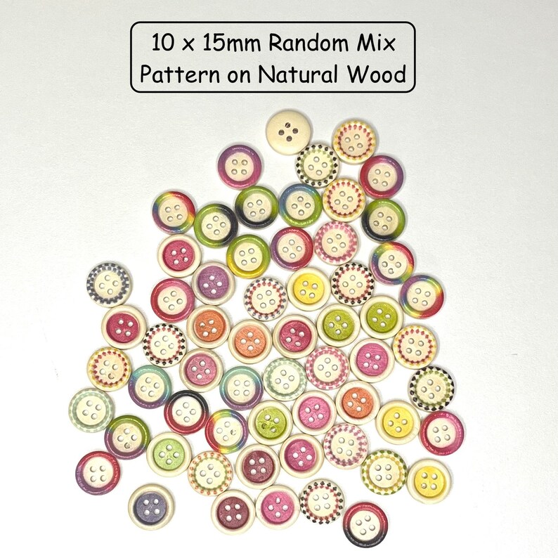 Puede incluir: Una colecci&oacute;n de botones de madera de 10 mm x 15 mm con varios patrones coloridos sobre un fondo blanco. Los botones son una mezcla de diferentes colores y dise&ntilde;os, incluyendo rayas, lunares y patrones florales. 10 x 15mm Mezcla aleatoria de patrones en madera natural