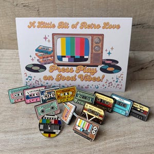 Zestaw upominkowy: Retro kartka z pozdrowieniami i emaliowana przypinka z lat 80. • Nostalgiczna kaseta z miksem lat 90. i telewizyjna kartka okolicznościowa • Zestaw upominkowy dla miłośnika muzyki i telewizji