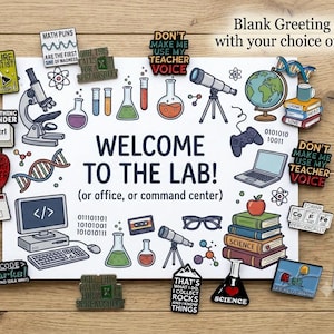 Op de afbeelding: Een witte wenskaart met de tekst WELCOME TO THE LAB! (or office, or command center) omringd door kleurrijke illustraties van wetenschappelijke apparatuur, computers, boeken en binaire code, versierd met diverse emaille pins.
