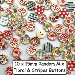 Puede incluir: Surtido de botones de madera de 10 mm por 15 mm en una mezcla de patrones florales y rayas. Los botones son en tonos de rojo, blanco, azul y verde.