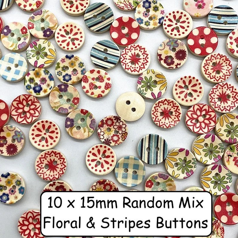 Puede incluir: Surtido de botones de madera de 10 mm por 15 mm en una mezcla de patrones florales y rayas. Los botones son en tonos de rojo, blanco, azul y verde.