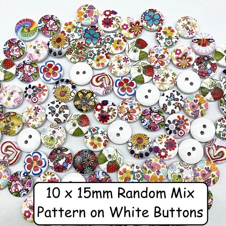 Puede incluir: Una colecci&oacute;n de botones de madera blanca de 10 mm por 15 mm con una variedad de coloridos patrones florales. El texto "10 x 15mm Random Mix Pattern on White Buttons" est&aacute; impreso debajo de los botones.