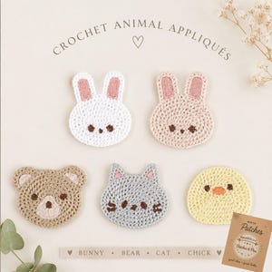 Op de afbeelding: Vijf gehaakte dierenapplicaties: een witte konijn, een beige konijn, een bruine beer, een grijze kat en een geel kuiken. Bovenaan staat de tekst CROCHET ANIMAL APPLIQUÉS, onderaan BUNNY, BEAR, CAT, CHICK. Een klein label vermeldt Patches.