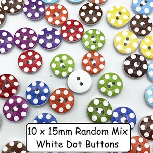 Puede incluir: Surtido de botones de madera redondos de 10 mm con lunares blancos en varios colores, incluidos rojo, azul, verde, amarillo y marr&oacute;n. 10 x 15 mm Mezcla aleatoria de botones de lunares blancos.