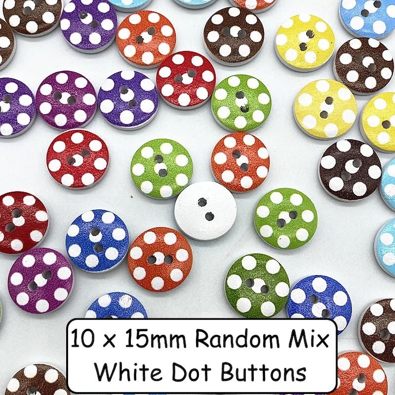 Puede incluir: Surtido de botones de madera redondos de 10 mm con lunares blancos en varios colores, incluidos rojo, azul, verde, amarillo y marr&oacute;n. 10 x 15 mm Mezcla aleatoria de botones de lunares blancos.