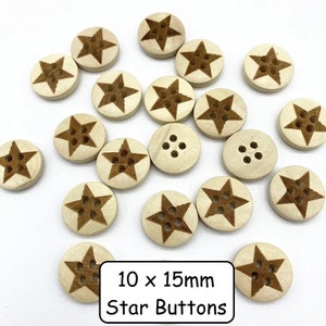 Puede incluir: Una colecci&oacute;n de 15 botones de madera en forma de estrella con centros marrones y un color madera claro alrededor de los bordes. Los botones miden 10 x 15 mm y est&aacute;n dispuestos en un patr&oacute;n disperso sobre una superficie blanca. El texto "10 x 15mm Star Buttons" est&aacute; impreso debajo de los botones.