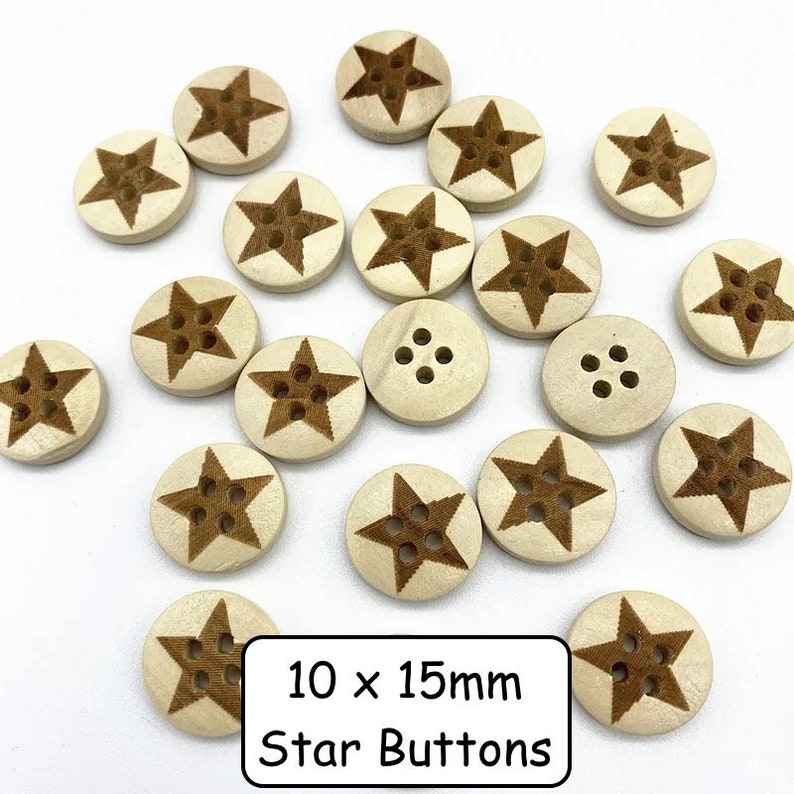Puede incluir: Una colecci&oacute;n de 15 botones de madera en forma de estrella con centros marrones y un color madera claro alrededor de los bordes. Los botones miden 10 x 15 mm y est&aacute;n dispuestos en un patr&oacute;n disperso sobre una superficie blanca. El texto "10 x 15mm Star Buttons" est&aacute; impreso debajo de los botones.