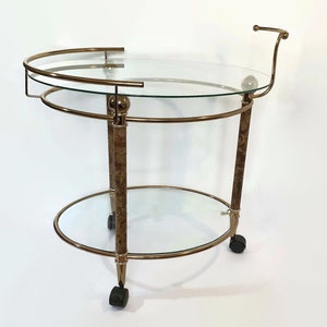 Unieke gouden koperen glazen barwagen uit het midden van de eeuw | Vintage Hollywood Regency ovale salontafel met trolley