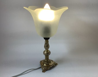Mała mosiężna lampka nocna z kloszem w kształcie dzwonu ze szkła mlecznego w stylu art déco | Retro, wyjątkowa lampa nocna do sypialni w stylu mid-century modern