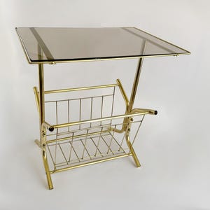 Vintage salontafel uit de jaren 70 met blad van gerookt glas – goudstaafwagen en tijdschriftenrek – retrostijl uit het midden van de eeuw