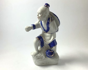 Kleiner chinesischer Alter Mann Fischer Miniatur Sammelfigur - Koi Fisch aus kobaltblauem und weißem Porzellan