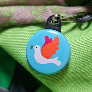 Friedenstaube, Mini, Button-Anhänger mit Karabinerhaken, Ø 25mm, eine kleine bunte Taube mit Herz für den Frieden Bild 3
