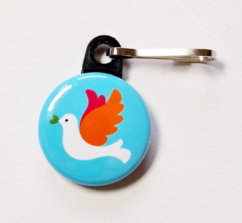 Friedenstaube, Mini, Button-Anhänger mit Karabinerhaken, Ø 25mm, eine kleine bunte Taube mit Herz für den Frieden Bild 1