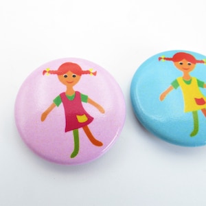 2er-Set Button 'Püppchen', Mini, Ø 25mm, rosa und blau. Mitbringsel, Mitgebsel, Giveaway Kindergeburtstag Bild 2